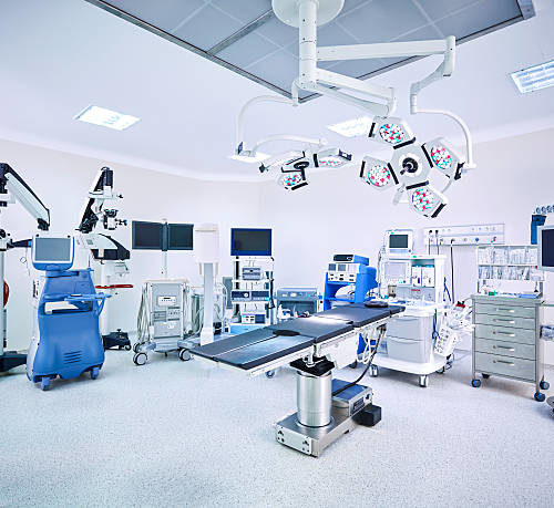 اربع غرف عمليات مجهزة بأحدث التقنيات الطبيه